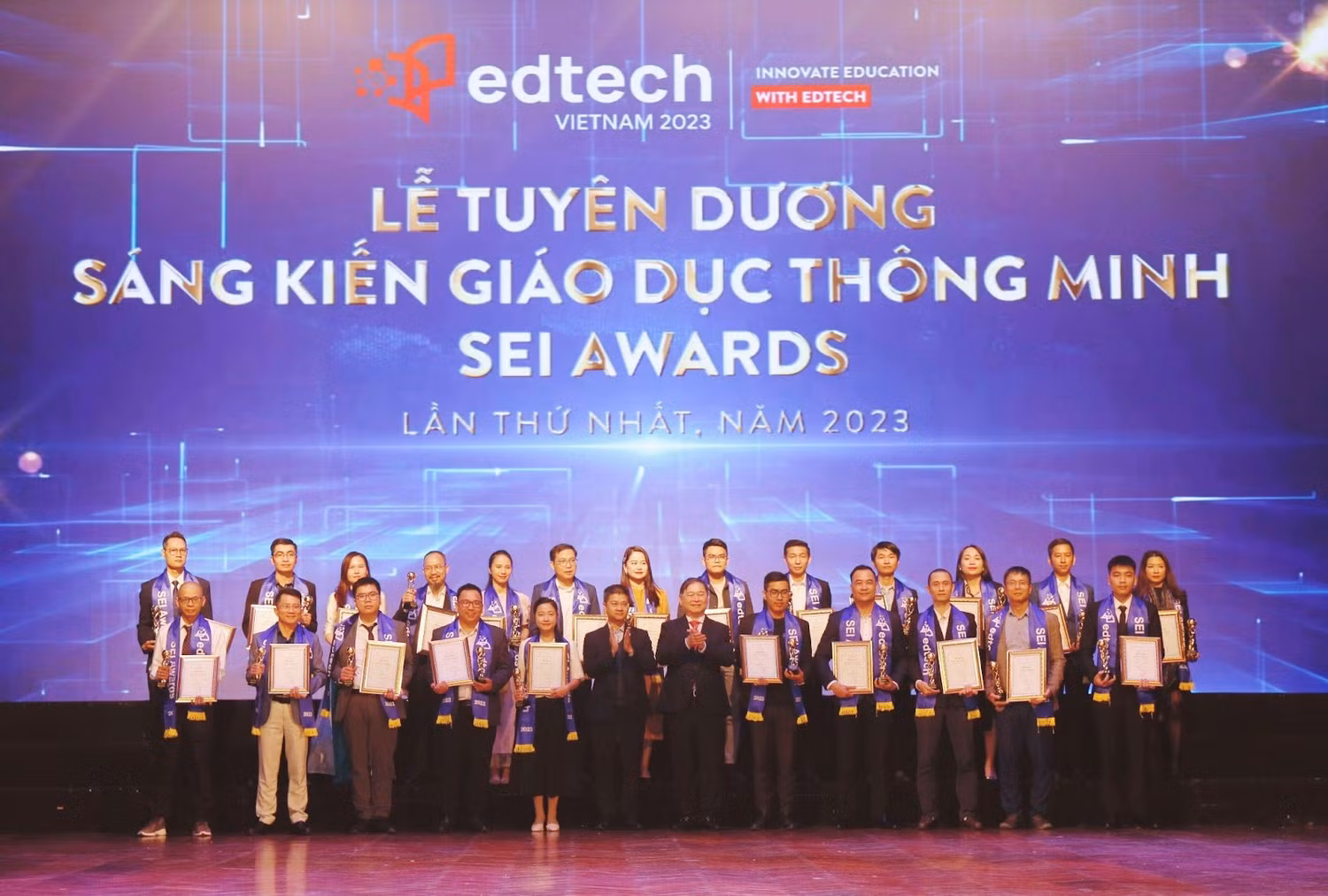 Toàn cảnh đại diện các doanh nghiệp, đơn vị được vinh danh trong Lễ tuyên dương Sáng kiến Giáo dục thông minh - SEI Awards 2023.
