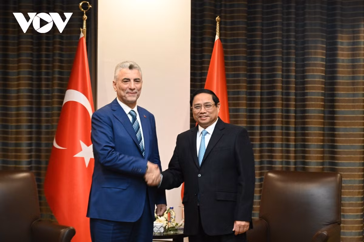 Thủ tướng Chính phủ Phạm Minh Chính và Bộ trưởng Thương mại Thổ Nhĩ Kỳ Omer Bolat. Thủ tướng Chính phủ Phạm Minh Chính và Bộ trưởng Thương mại Thổ Nhĩ Kỳ Omer Bolat.