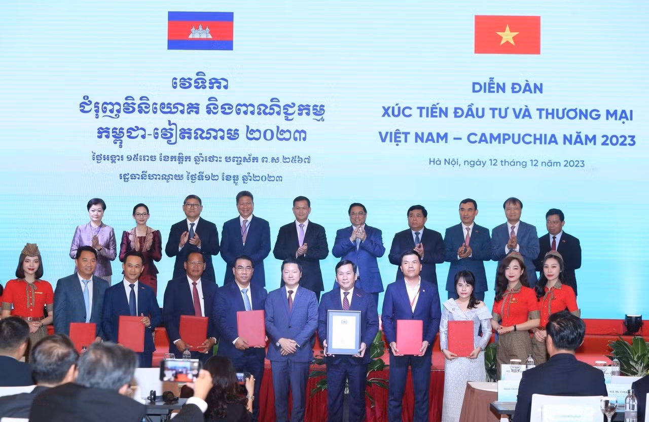 Tổng giám đốc Vietjet Đinh Việt Phương (hàng đầu, thứ 5 từ phải sang) nhận chứng nhận đường bay mới trước sự chứng kiến của Thủ tướng Việt Nam Phạm Minh Chính và Thủ tướng Campuchia Hun Manet. Tổng giám đốc Vietjet Đinh Việt Phương (hàng đầu, thứ 5 từ phải sang) nhận chứng nhận đường bay mới trước sự chứng kiến của Thủ tướng Việt Nam Phạm Minh Chính và Thủ tướng Campuchia Hun Manet.