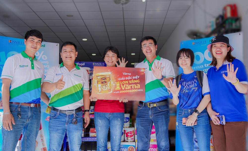 Đại diện Nutifood chúc mừng khách hàng may mắn đầu tiên nhận được lon Värna vàng.