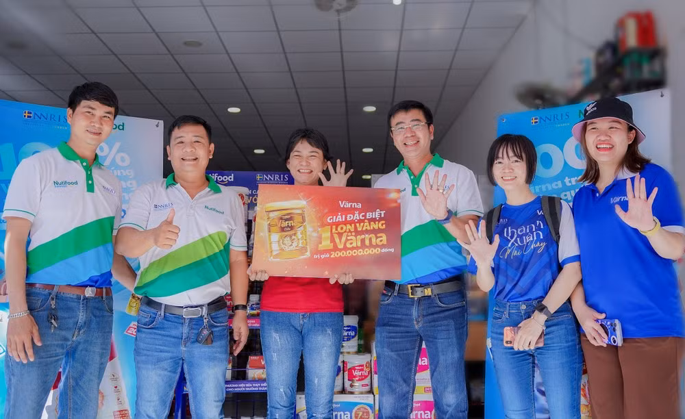 Đại diện Nutifood chúc mừng khách hàng may mắn đầu tiên nhận được lon Värna vàng. Đại diện Nutifood chúc mừng khách hàng may mắn đầu tiên nhận được lon Värna vàng.