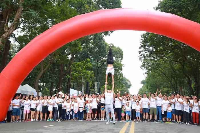 Anh em Nghệ sĩ Quốc Cơ – Quốc Nghiệp làm nóng bầu không khí bằng một màn trình diễn ngắn.