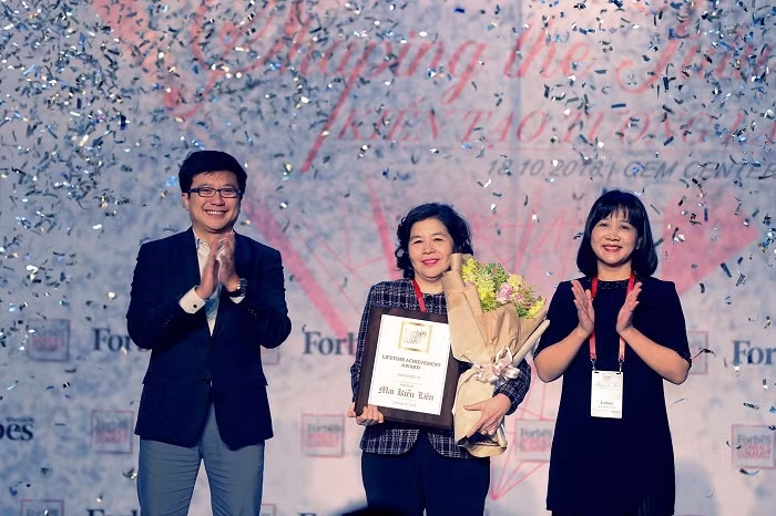 Ông Nguyễn Bảo Hoàng – Chủ tịch Công ty Truyền thông Tương tác, Forbes Việt Nam và bà Chu Thị Thu Hằng, Tổng biên tập báo Văn hóa trao giải thưởng “Thành tựu trọn đời” cho bà Mai Kiều Liên – Tổng Giám đốc Vinamilk (Ảnh: Forbes Việt Nam).