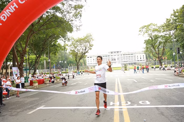Khoảnh khắc đầy tự hào khi về đích tại giải SeABank Run For The Future tại Quận 1, Thành phố Hồ Chí Minh.
