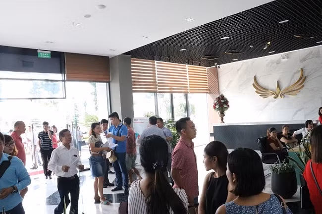 Quang cảnh nhộn nhịp ngày mở bán.