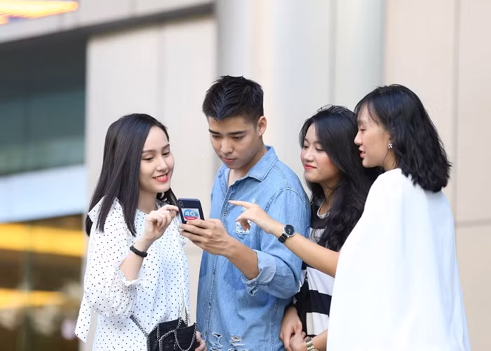 VinaPhone: Nhắn tin không mất tiền lại còn nhận thêm phút gọi miễn phí. VinaPhone: Nhắn tin không mất tiền lại còn nhận thêm phút gọi miễn phí.