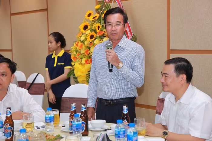 Ông Đàm Quang Hưng – Chủ tịch Ủy ban nhân dân quận Liên Chiểu phát biểu tại Lễ khai trương. Ông Đàm Quang Hưng – Chủ tịch Ủy ban nhân dân quận Liên Chiểu phát biểu tại Lễ khai trương.