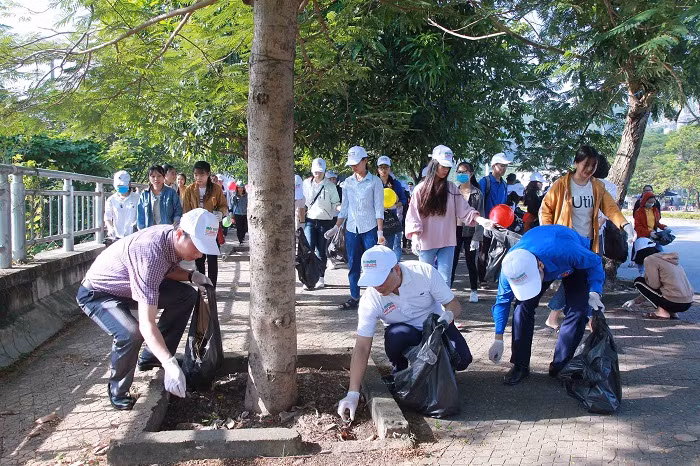 Lãnh đạo nhà trường cùng Ban tổ chức cuộc thi cùng nhau nhặt rác bảo vệ môi trường. Lãnh đạo nhà trường cùng Ban tổ chức cuộc thi cùng nhau nhặt rác bảo vệ môi trường.
