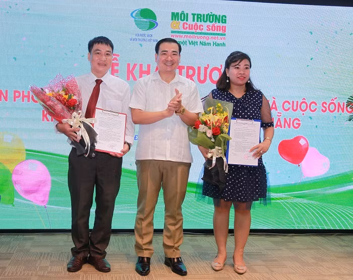 Ông Nguyễn Văn Toàn – Tổng biên tập Tạp chí Môi trường và Cuộc sống trao quyết định bổ nhiệm cho bà Nguyễn Thị Thủy – Trưởng văn phòng và ông Hoàng Đức Huy – Phó Trưởng văn phòng đại diện khu vực Nam Trung bộ tại Đà Nẵng. Ông Nguyễn Văn Toàn – Tổng biên tập Tạp chí Môi trường và Cuộc sống trao quyết định bổ nhiệm cho bà Nguyễn Thị Thủy – Trưởng văn phòng và ông Hoàng Đức Huy – Phó Trưởng văn phòng đại diện khu vực Nam Trung bộ tại Đà Nẵng.
