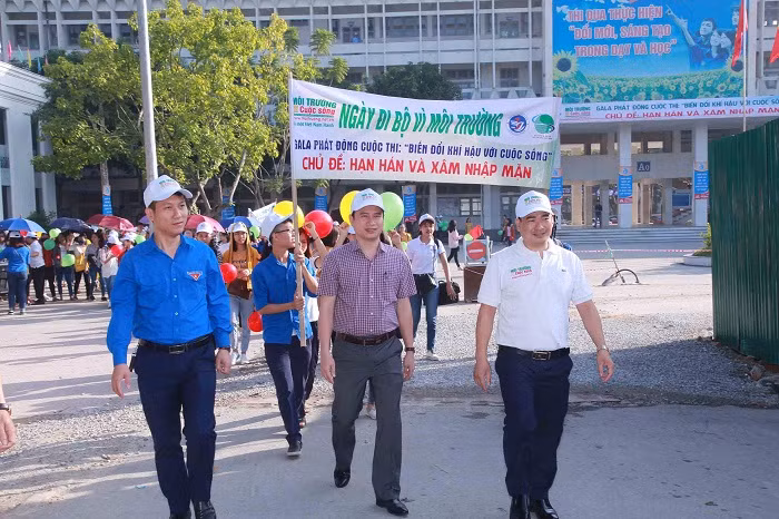 Ông Nguyễn Văn Toàn – Tổng biên tập Tạp chí Môi trường và cuộc sống, Trưởng ban tổ chức cuộc thi cùng Phó giáo sư, Tiến sĩ Nguyễn Huy Bằng – Phó Hiệu trưởng Trường Đại học Vinh đi bộ hưởng ứng cuộc thi. Ông Nguyễn Văn Toàn – Tổng biên tập Tạp chí Môi trường và cuộc sống, Trưởng ban tổ chức cuộc thi cùng Phó giáo sư, Tiến sĩ Nguyễn Huy Bằng – Phó Hiệu trưởng Trường Đại học Vinh đi bộ hưởng ứng cuộc thi.