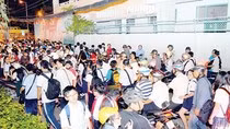 Các em học sinh ra về sau ca học thêm buổi tối (Ảnh minh họa: sggp.org.vn).