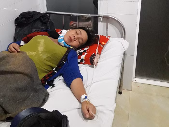 Cô giáo Hoàng Thị Hoài Thanh bị tụt huyết áp, nằm bẹp dí trong bệnh viện (Ảnh: tác giả cung cấp).