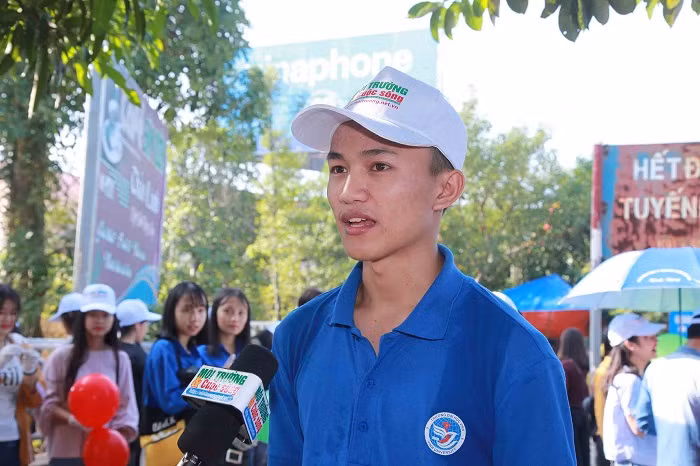 Sinh viên Thái Khắc Hiếu – Lớp 56A2 Sư phạm Vật lý, Viện sư phạm tự nhiên, trường Đại học Vinh. Sinh viên Thái Khắc Hiếu – Lớp 56A2 Sư phạm Vật lý, Viện sư phạm tự nhiên, trường Đại học Vinh.