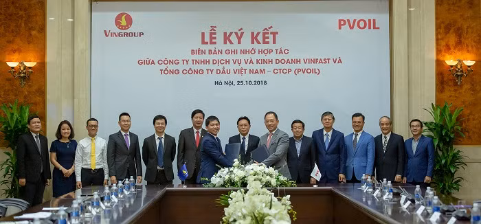 Lãnh đạo Tập đoàn Vingroup, Công ty Trách nhiệm hữu hạn Dịch vụ và Kinh doanh VinFast và Lãnh đạo Tổng Công ty Dầu Việt Nam (PV Oil) tham gia Lễ ký kết hợp tác được tổ chức tại Hà Nội sáng 25/10/2018.