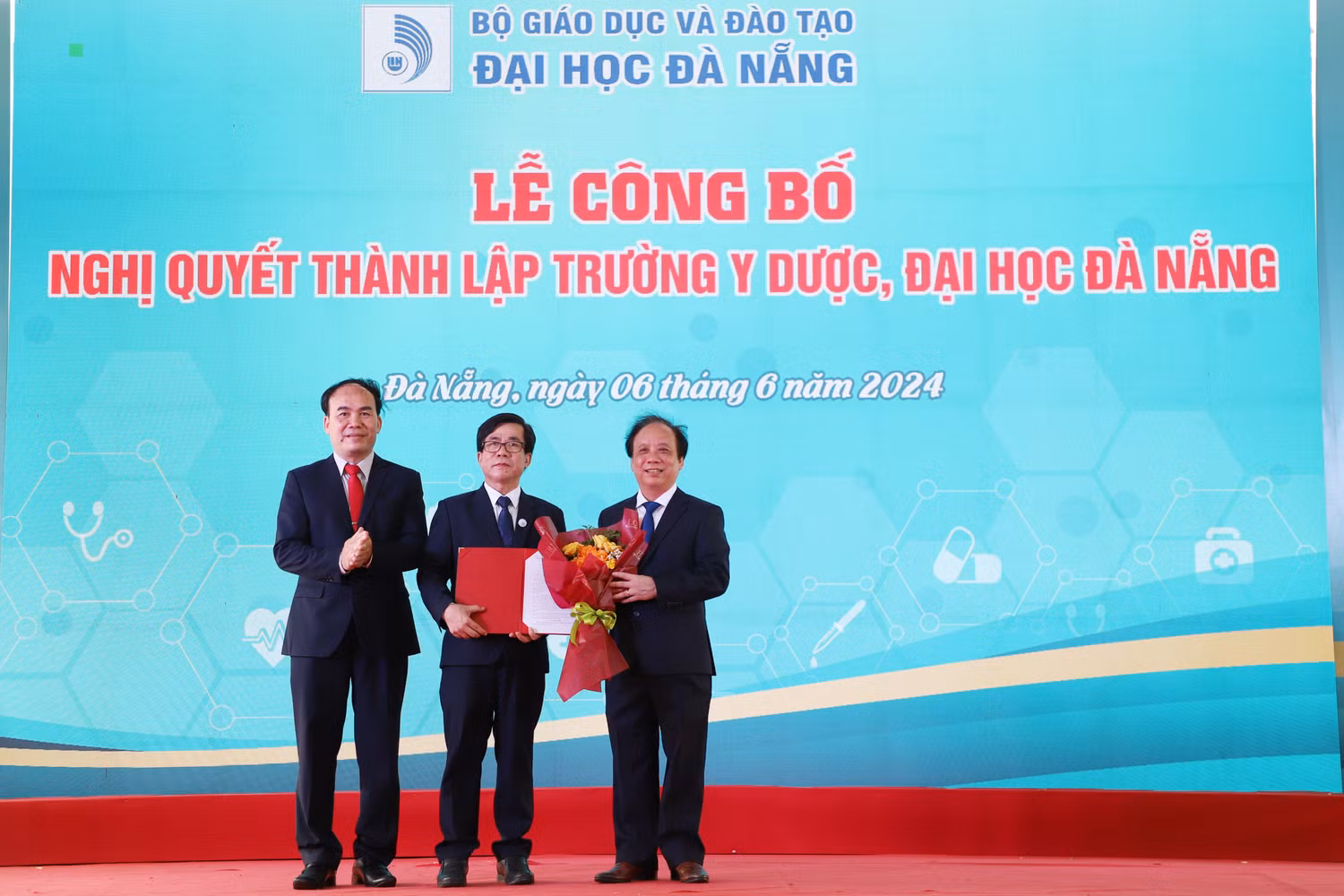 Trao Nghi quyet thanh lap Truong Y Duoc DH Da Nang.JPG