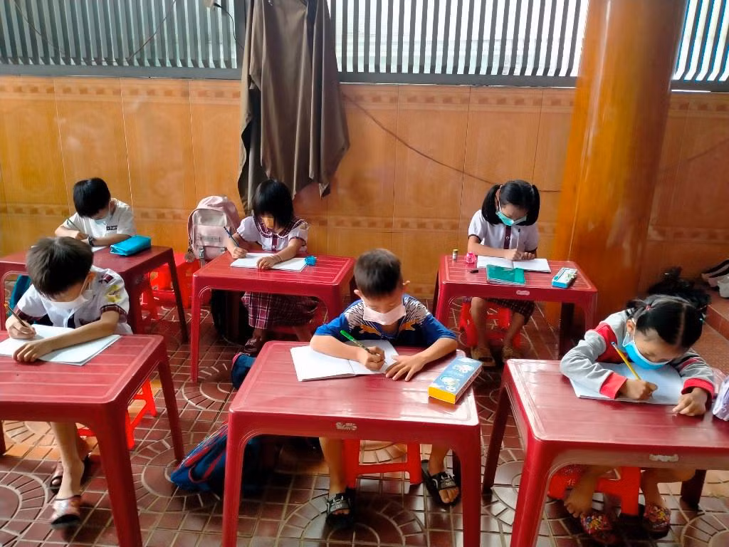 Từng nhóm nhỏ học sinh được các thầy cô dạy học trực tiếp.