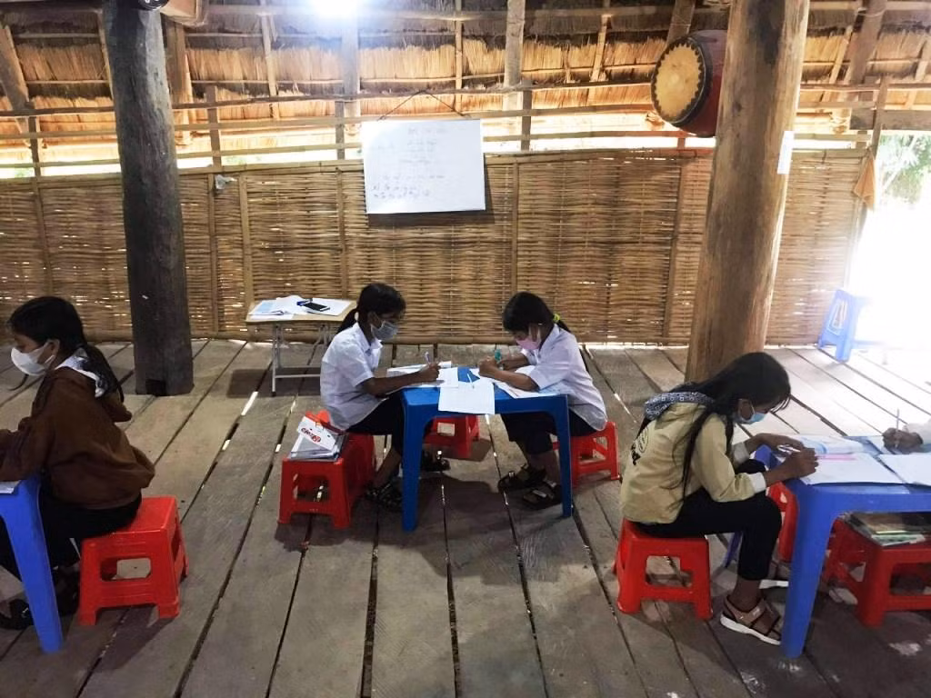 Nhà Rông cũng được trưng dụng làm nơi học tập của học sinh dân bản.