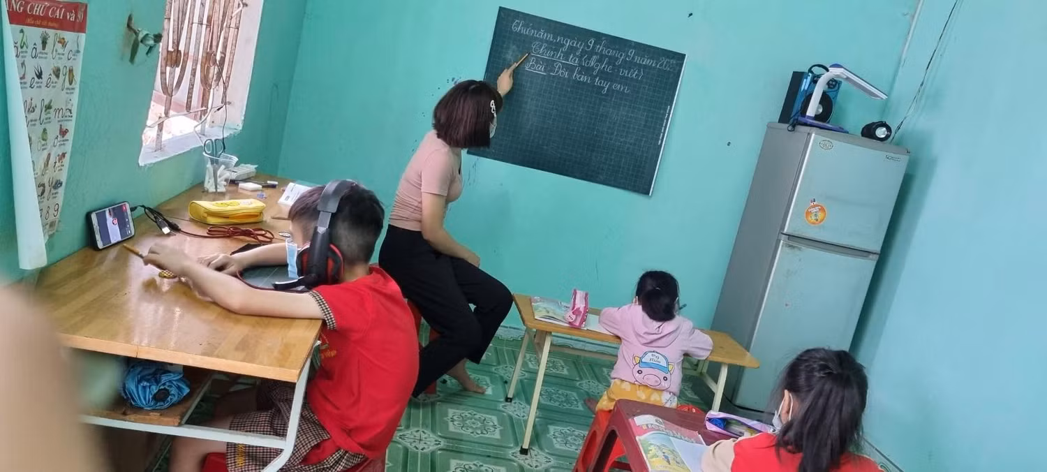 Cô giáo ở Kon Tum dạy học ngay tại phòng của mình với học sinh đủ các lớp từ 1-3. Ảnh: NMT
