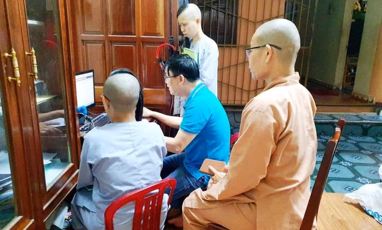 Nhiều học sinh ở các chùa cũng tham gia học trực tuyến.