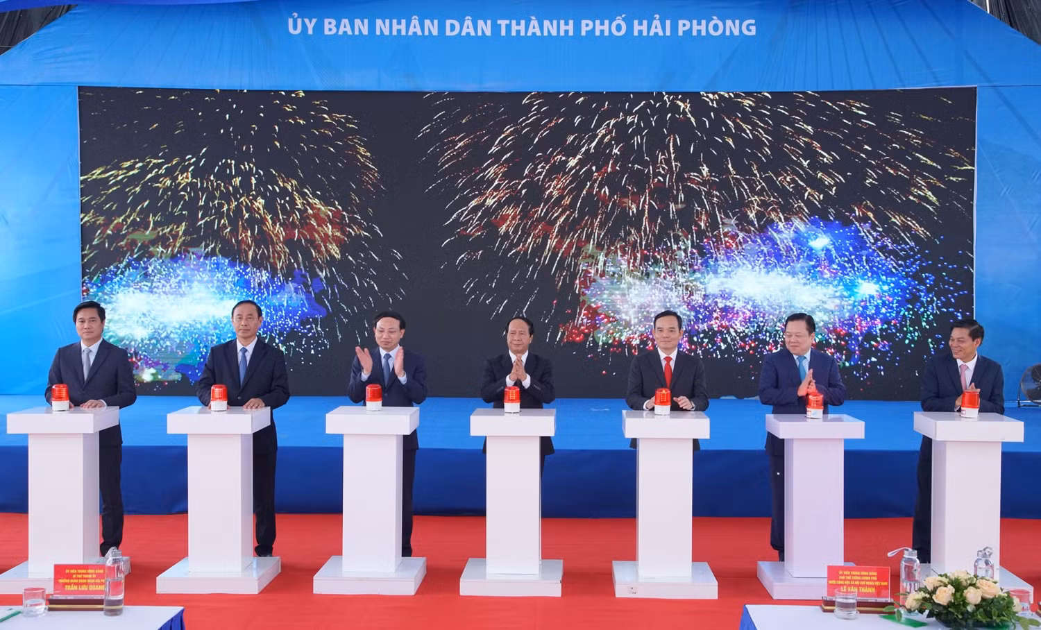Các đại biểu nhấn nút khởi công dự án xây dựng cầu Bến Rừng (Ảnh: CTV) Các đại biểu nhấn nút khởi công dự án xây dựng cầu Bến Rừng (Ảnh: CTV)