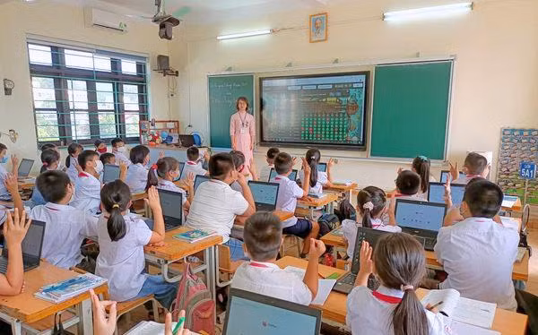 Một tiết học tại phòng học thông minh của cô và trò Trường Tiểu học Trần Quốc Toản (thành phố Hạ Long, Quảng Ninh). (Ảnh: CTV)