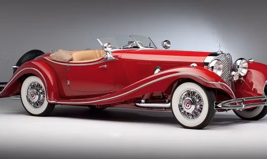 Đó là chiếc xe có tuổi đời lên tới 77 tuổi của người Đức đời 1935 đã kinh qua thế chiến thứ hai, có tin đồn bị đánh cắp và giờ đây nó được định giá cao ngất ngưởng. Gần như xô đổ mọi kỷ lục về giá trong các cuộc đấu giá xế cổ trên toàn thế giới.