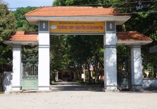 Trường trung học phổ thông Nguyễn Xuân Nguyên (Quảng Xương - Thanh Hóa), một trong những trường thuộc diện sắp phải giải thể. Ảnh: Nhân Minh. Trường trung học phổ thông Nguyễn Xuân Nguyên (Quảng Xương - Thanh Hóa), một trong những trường thuộc diện sắp phải giải thể. Ảnh: Nhân Minh.