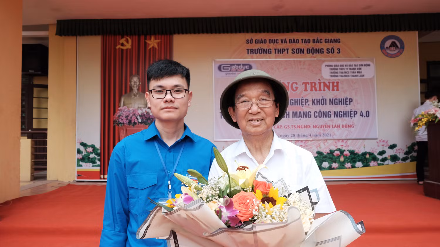 Thầy giáo trẻ Dương Quang Công và Giáo sư Nguyễn Lân Dũng.