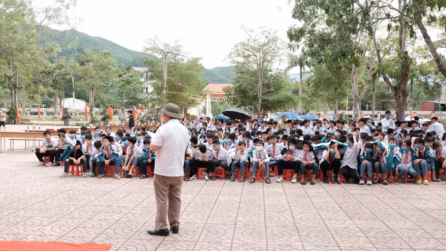 Giáo sư Nguyễn Lân Dũng chia sẻ tại trường Trung học phổ thông Sơn Động số 3.