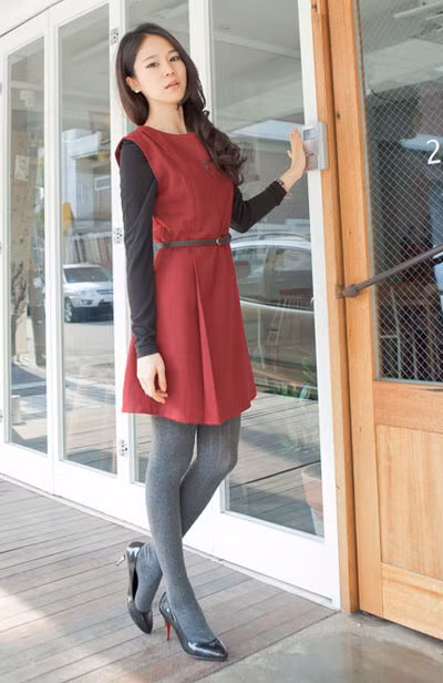 Nếu thời tiết không lạnh lắm, bạn có thể chọn áo thun không cổ để khoe được chiếc cổ cao trắng ngần của mình. Nếu thời tiết không lạnh lắm, bạn có thể chọn áo thun không cổ để khoe được chiếc cổ cao trắng ngần của mình.