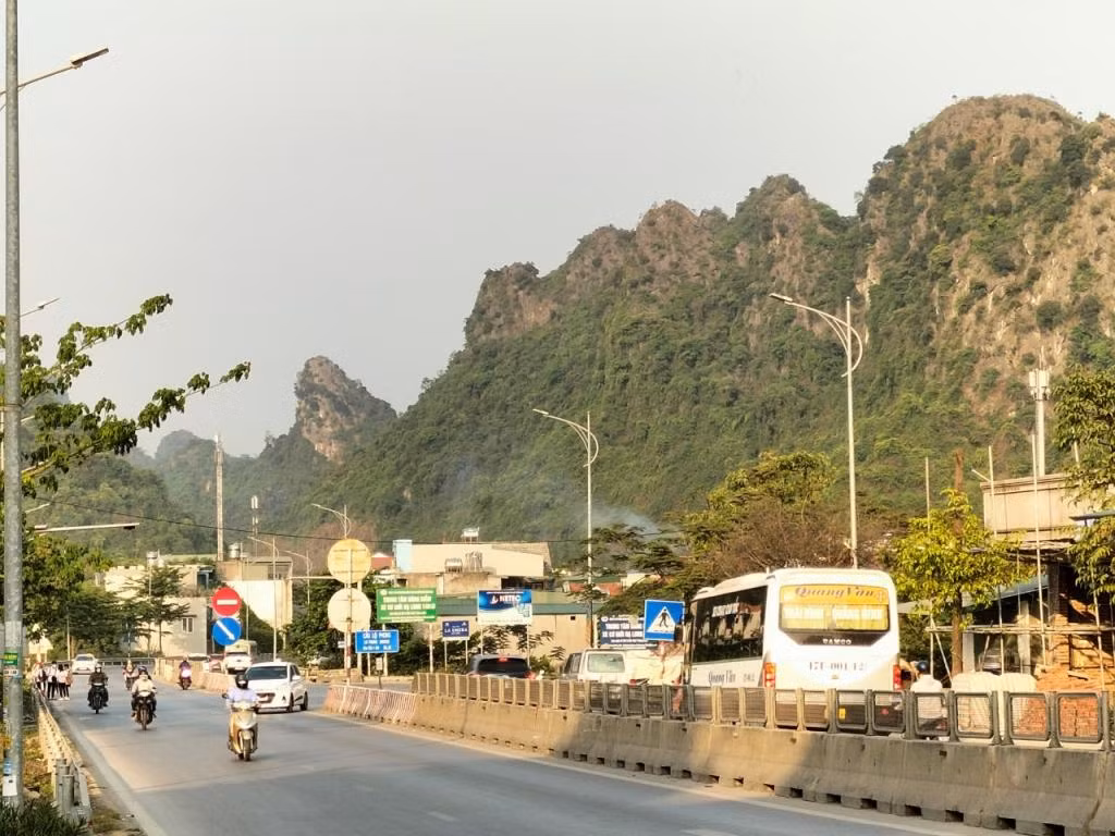Lối rẽ quay đầu sang đường đoạn qua Trạm Đăng kiểm cơ giới đường bộ Quảng Ninh tại phường Hà Phong, thành phố Hạ Long, là "điểm đen" gây mất an toàn giao thông. (Ảnh: CTV)