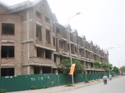 Lâu nay, nguồn tiền mua bán BĐS không ai kiểm soát, dù có giá trị rất lớn (trong ảnh; một căn nhà liền kề tại Lê Văn Lương - Hà Nội có giá gần chục tỷ đồng).