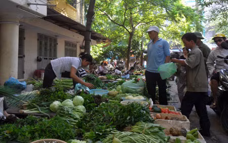 Nền kinh tế được dự báo tiếp tục gặp nhiều khó khăn trong những tháng cuối năm. Nền kinh tế được dự báo tiếp tục gặp nhiều khó khăn trong những tháng cuối năm.