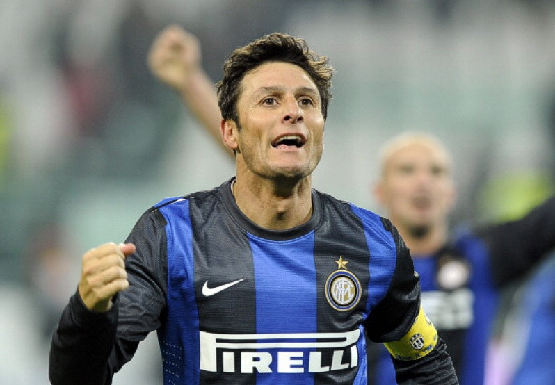 Hậu vệ phải – Javier Zanetti (39): “Máy kéo” đang là người dẫn đầu danh sách khoác áo đội tuyển Argentina, và điều ấy có lý do. Zanetti đã giữ cho mình phong độ ổn định trong một thời gian rất dài cũng như sự bền bỉ và sức mạnh của anh luôn được thể hiện khi vào sân.