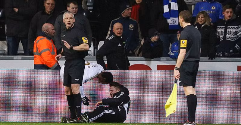 Ashley Williams của Swansea lo lắng cho cậu bé nhặt bóng.