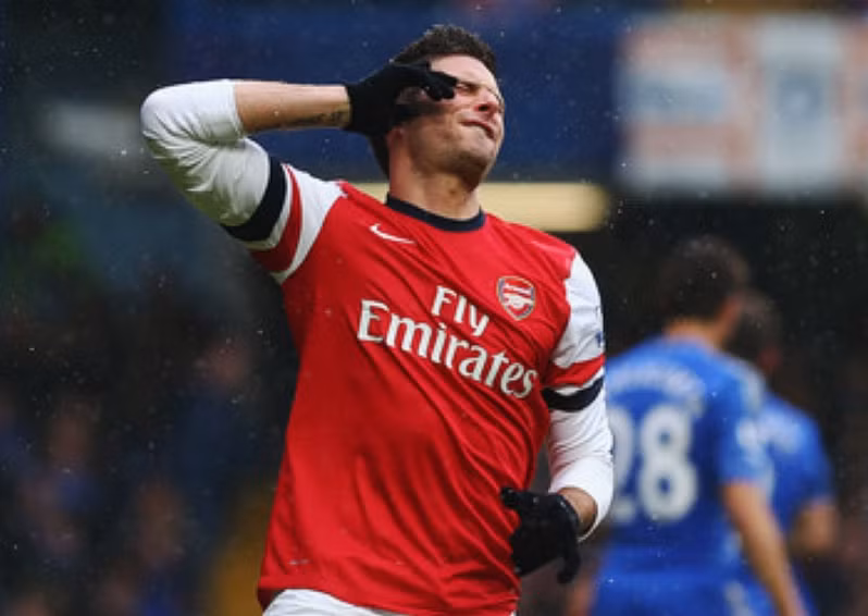 1. Hàng công Arsenal không đủ mạnh: Dù mạnh hơn trong hiệp 2, Arsenal không thực sự thử thách Petr Cech. Cech đổ người cứu thua 4 lần trong hiệp đấu này, còn các pha bóng còn lại hàng thủ Chelsea đều chắn hoặc cướp bóng thành công. Olivier Giroud tỏ ra kém duyên ghi bàn còn Walcott hay rơi vào bẫy việt vị (3 lần). Không có Arteta, Podolski và Oxlade-Chamberlain, Arsenal khá yếu về lựa chọn khi phải tràn lên tìm bàn gỡ. 1. Hàng công Arsenal không đủ mạnh: Dù mạnh hơn trong hiệp 2, Arsenal không thực sự thử thách Petr Cech. Cech đổ người cứu thua 4 lần trong hiệp đấu này, còn các pha bóng còn lại hàng thủ Chelsea đều chắn hoặc cướp bóng thành công. Olivier Giroud tỏ ra kém duyên ghi bàn còn Walcott hay rơi vào bẫy việt vị (3 lần). Không có Arteta, Podolski và Oxlade-Chamberlain, Arsenal khá yếu về lựa chọn khi phải tràn lên tìm bàn gỡ.