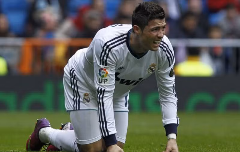 Theo các bác sĩ ở Real, khả năng ra sân trước Barcelona của Cristiano Ronaldo vẫn còn, nhưng sẽ là rất mạo hiểm nếu để anh đá chính và đá trọn 90 phút, bởi chỉ một chấn thương nữa là Ronaldo có thể nghỉ hết mùa.