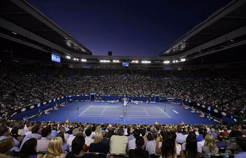 Sân Rod Laver Arena chật cứng khán giả theo dõi.