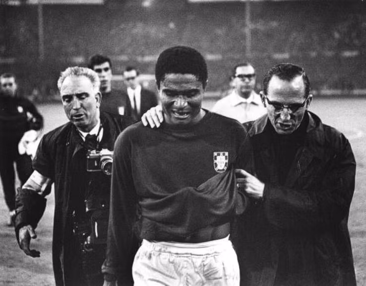 Eusebio (Bồ Đào Nha): Sẽ còn phải mất một thời gian dài nữa mới có một cầu thủ khiến cả đất nước BĐN lãng quên “Báo đen”, kể cả Cristiano Ronaldo.