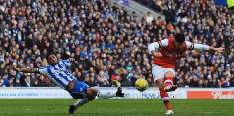 Olivier Giroud là người hùng của Arsenal tại FA Cup ngày thứ Bảy vừa qua, nhưng trận đấu đó cũng là nơi diễn ra một cuộc xô đẩy giữa các CĐV Arsenal ngay trên khán đài, sau khi một chiếc băng rôn xuất hiện. Olivier Giroud là người hùng của Arsenal tại FA Cup ngày thứ Bảy vừa qua, nhưng trận đấu đó cũng là nơi diễn ra một cuộc xô đẩy giữa các CĐV Arsenal ngay trên khán đài, sau khi một chiếc băng rôn xuất hiện.