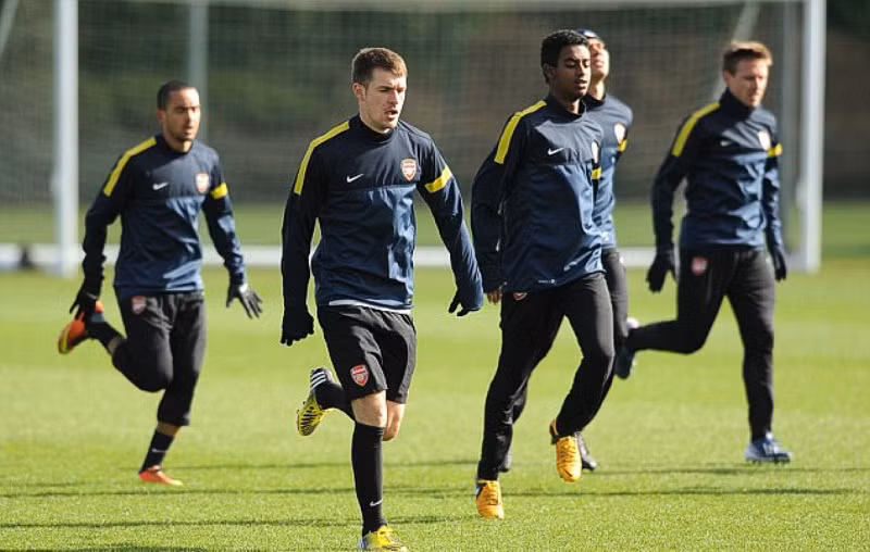 Aaron Ramsey (thứ 2 từ trái sang) được chờ đợi sẽ thay thế Jack Wilshere, người vừa bị đau mắt cá và chắc chắn không ra sân. Aaron Ramsey (thứ 2 từ trái sang) được chờ đợi sẽ thay thế Jack Wilshere, người vừa bị đau mắt cá và chắc chắn không ra sân.