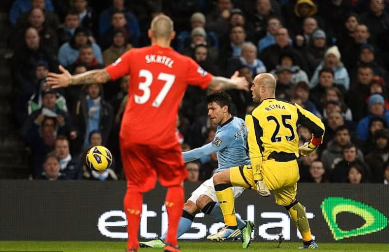 Aguero giải cứu Man City nhưng họ giờ đã kém Man Utd 9 điểm trên BXH.