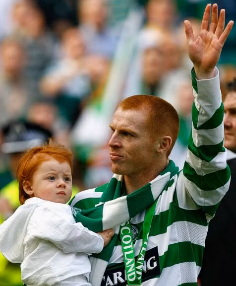 Và cả Neil Lennon ngày còn thi đấu ở Celtic. Và cả Neil Lennon ngày còn thi đấu ở Celtic.