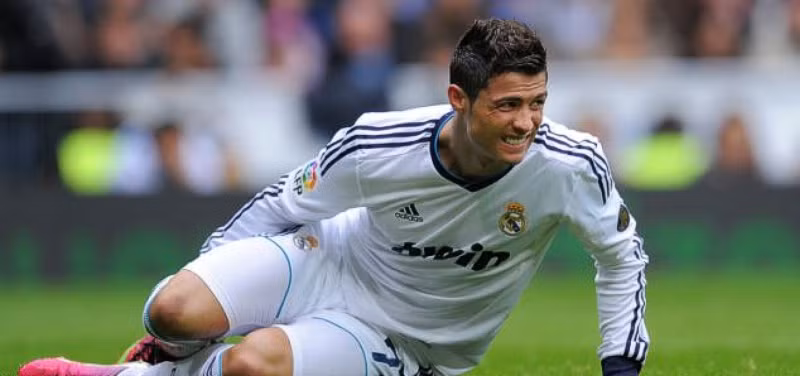 Cristiano Ronaldo có rất ít cơ hội thi đấu ở trận El Clasico sắp diễn ra, sau khi các bác sĩ ở Real Madrid cho biết tình hình chấn thương của anh có vẻ không tốt. Ronaldo bị đau mắt cá sau khi ghi 3 bàn vào lưới Getafe và đã phải rời sân sớm.