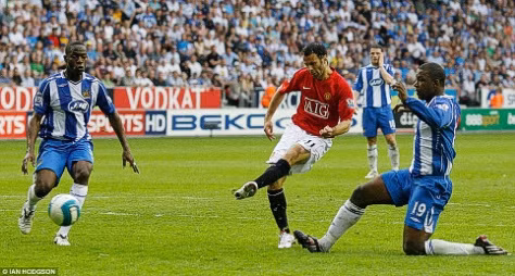 2007-2008: Mùa giải này chứng kiến Cristiano Ronaldo bùng nổ để trở thành một siêu sao của bóng đá thế giới, tuy nhiên Quỷ Đỏ cũng phải tới ngày cuối cùng mới đoạt chức vô địch. Arsenal dẫn đầu bảng xếp hạng cho tới đầu năm 2008 trước khi bị United phế truất, và Chelsea bám sát theo họ cho tới ngày cuối cùng khi United thắng Wigan 2-0 và Chelsea bị cầm hòa trước Bolton. 2007-2008: Mùa giải này chứng kiến Cristiano Ronaldo bùng nổ để trở thành một siêu sao của bóng đá thế giới, tuy nhiên Quỷ Đỏ cũng phải tới ngày cuối cùng mới đoạt chức vô địch. Arsenal dẫn đầu bảng xếp hạng cho tới đầu năm 2008 trước khi bị United phế truất, và Chelsea bám sát theo họ cho tới ngày cuối cùng khi United thắng Wigan 2-0 và Chelsea bị cầm hòa trước Bolton.