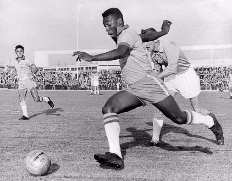 Pele (Brazil): Phần lớn sự nghiệp thi đấu của Pele không được ghi hình lại, nhưng điều đó không đủ để thế giới mất đi cơ hội chứng kiến 15 phút của những pha bóng đẹp nhất trong sự nghiệp của danh thủ bóng đá vĩ đại nhất trong lịch sử.