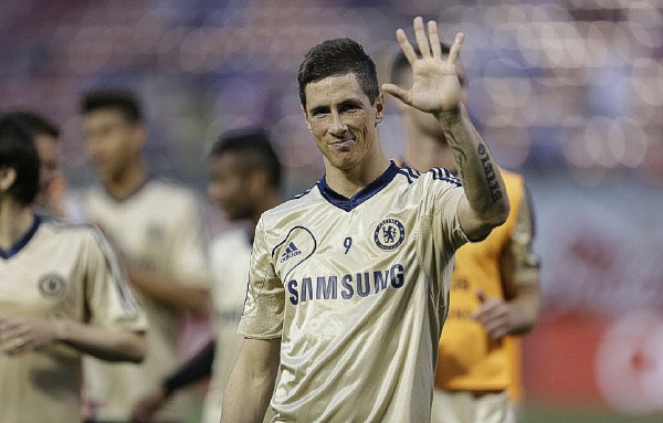 Torres vẫy tay chào các khán giả sau khi buổi tập kết thúc Torres vẫy tay chào các khán giả sau khi buổi tập kết thúc
