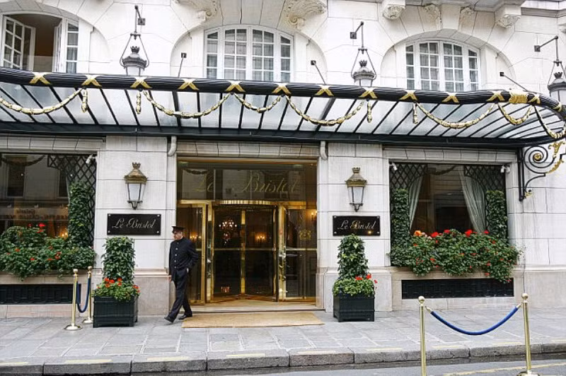 Đó là một khách sạn cực kỳ sang trọng ở trung tâm Paris có tên Le Bristol, một khách sạn 5 sao mà mỗi đêm có giá thuê phòng 14.500 bảng. Đó là một khách sạn cực kỳ sang trọng ở trung tâm Paris có tên Le Bristol, một khách sạn 5 sao mà mỗi đêm có giá thuê phòng 14.500 bảng.