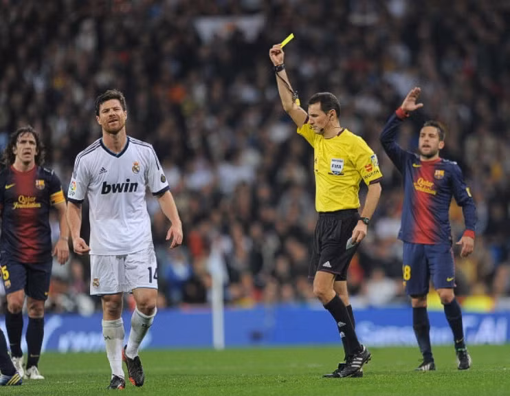 8. Cần phải xem lại trọng tài: Bao nhiêu lỗi Real (và cá nhân Xabi Alonso) đã mắc? Tổng cộng 19 lỗi cho Real so với Barca là 5 lỗi. Và 2 đội cùng có chung số thẻ bị nhận. Alonso rất nhiều lần thoát thẻ, và Callejon không bị rút thẻ dù vào bóng 2 chân với Busquets phút 21.