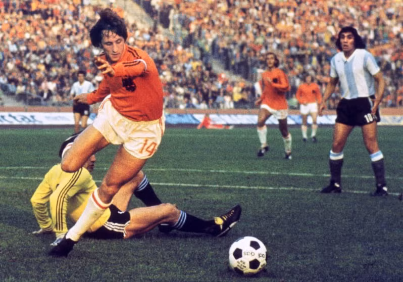Johan Cruyff (Hà Lan): Đây là lý do vì sao học viện bóng đá của Ajax nên được coi là học viên bóng đá vĩ đại nhất trong lịch sử. Cứ hỏi Barcelona, và nếu cần hỏi thêm, hãy hỏi hàng phòng ngự Thụy Điển.